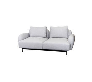 Lys grå 2-personers sofa med lave armlæn og slanke, mørke ben. Minimalistisk design.